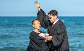 중국인 동문, 졸업 후 6년 만에 침례