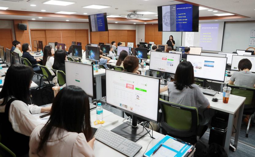 [사진] 지난 16일 삼육대 에스라관 SW실습실에서 남양주시 공무원 대상 '생성형 AI 활용 기초교육'이 진행되고 있다 (2)