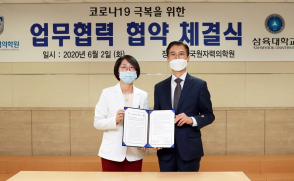 [사진1] 김일목(오른쪽) 총장이 졸업생에게 학위기를 전달하고 있다.
